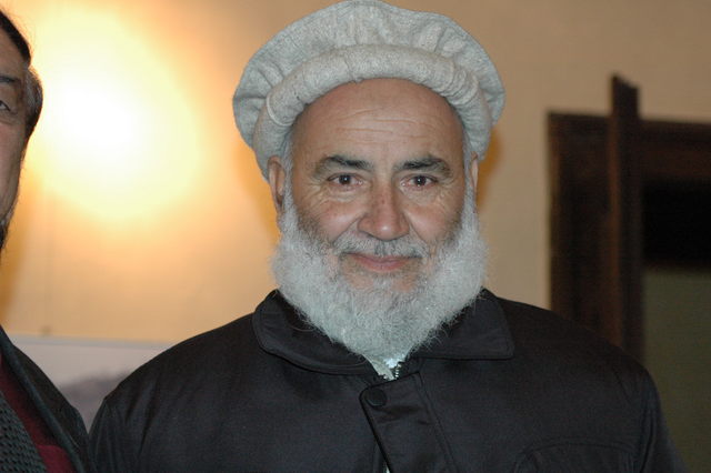 Návštěvník v tradičním afghánském oblečení