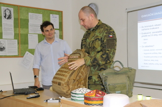 Názorná ukázka toho, co by mělo mít evakuační zavazadlo.