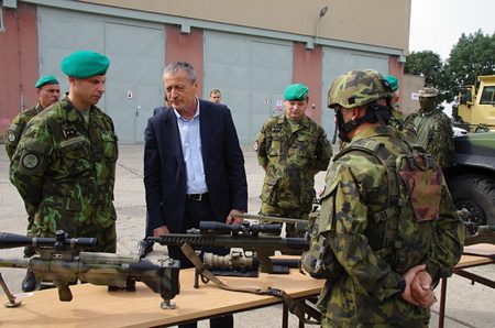 Ministr si prohlíží moderní odstřelovací pušky