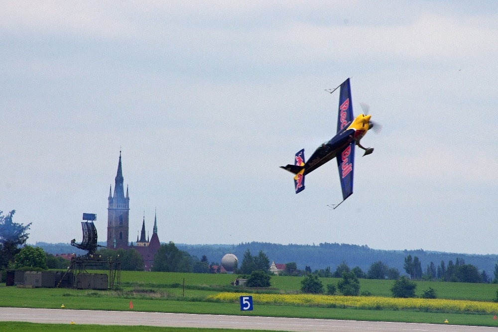 Nechyběl ani Martin Šonka, špičkový akrobat na stroji Extra-300 SR