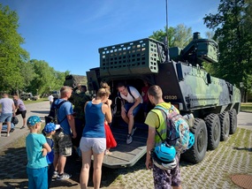 Nejen děti, ale i dospělí nakoukli dovnitř vojenské techniky.