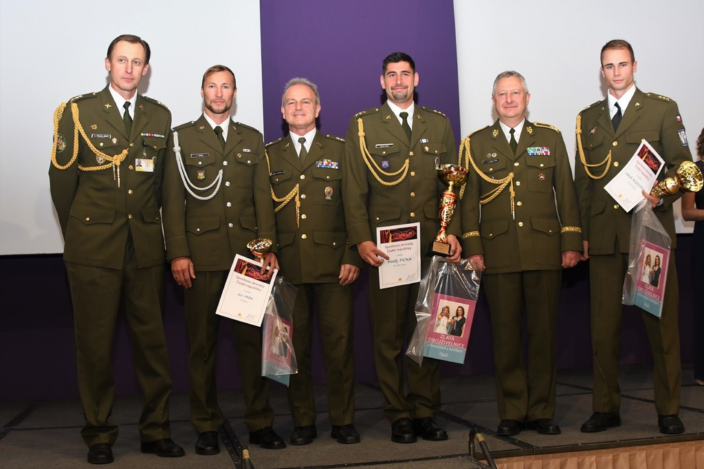 Nejlepší sportovci Armády ČR s předávajícími