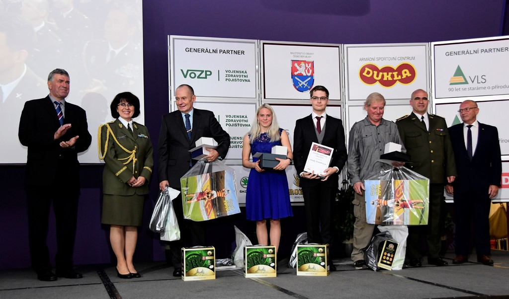 Nejlepší sportovci UNIASK ČR s předávajícími