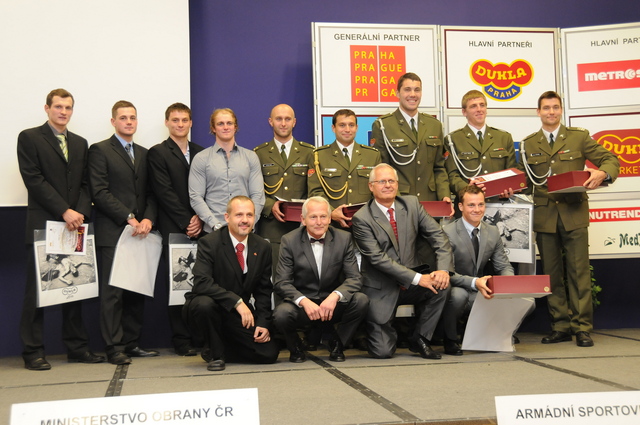 Nejlepší týmy hlídky C2, posádka čtyřkajaku, vítězové Volf a Štěpánek s předávajícími - Mgr. Šulcem, prof. MUDr. pirkem a Ing. Dudášem