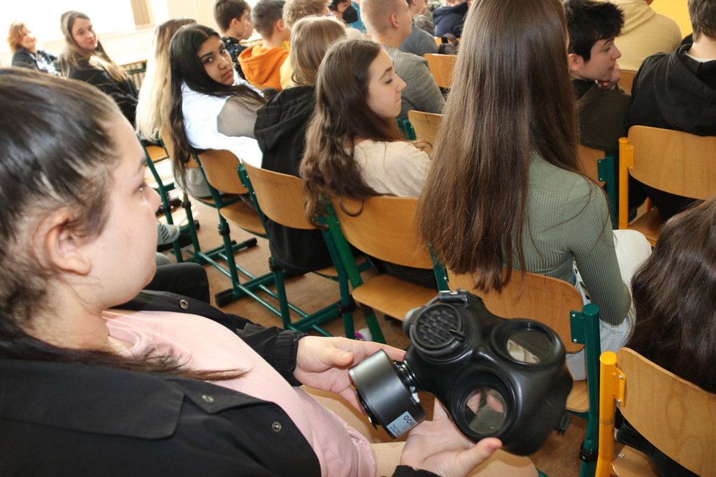 Někteří měli ochrannou masku v rukou poprvé