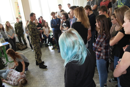 Někteří nacvičovali zdravovědu, jiní poslouchali výklad o zásadách protichemické ochrany