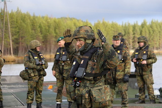 Němečtí vojáci koordinují plavení techniky