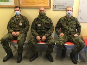 Není to povinnost, je to samozřejmost. Vojáci posádky Praha v čekárně před odběrovou místností.