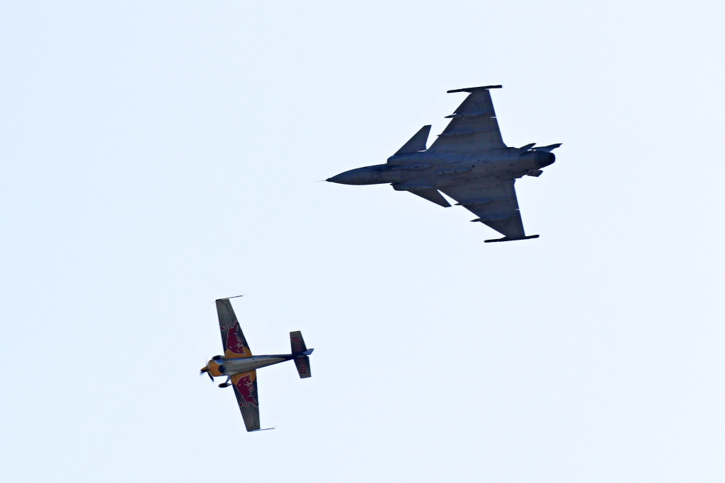 Nevídaná silueta - ukázka mistrné pilotáže JAS-39 Gripen a akrobatického speciálu Extra.