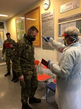 Nezbytná kontrola zdravotního stavu dárce krve před samotným odběrem.