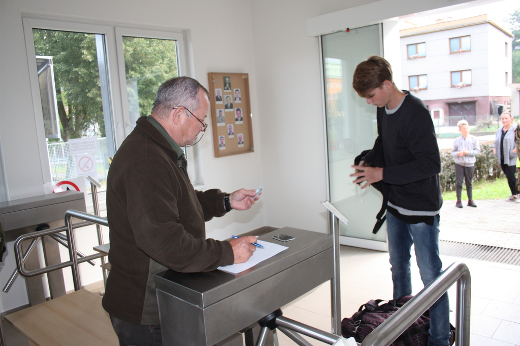 Nezbytné formality na bráně