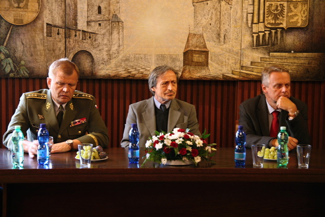 Náčelník GŠ AČR, ministr obrany a starosta při konferenci na radnici v Rakovníku