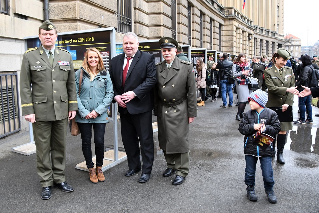 NGŠ gen. Bečvář, skikrosařka Nikol Kučerová, náměstek MO Antonín Rada a ředitel Dukly plk. Priščák