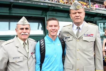 NGŠ arm. gen. Bečvář s ředitelem ASC Dukla plk. Jaroslavem Priščákem a Pavlem Maslákem