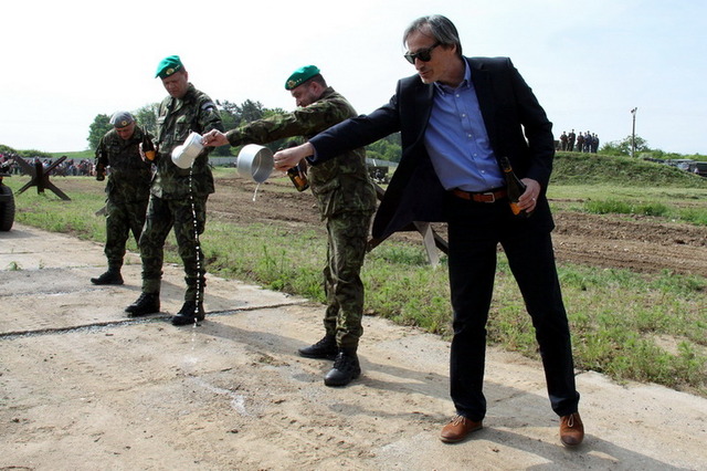 NGŠ J. Bečvář, ředitel VHÚ A. Knížek a ministr M. Stropnický při křtu dráhy