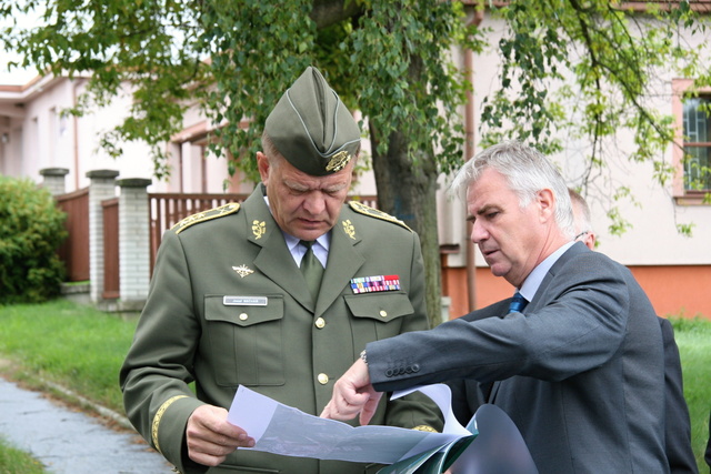 NGŠ Josef Bečvář studuje plán kasáren