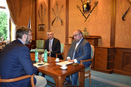 Náměstek Jakub Landovský hosty seznámil s působností svého úseku a ve stručnosti objasnil projekt Přípravy občanů k obraně státu (POKOS). 