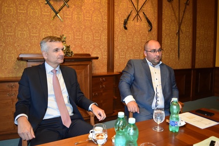 Náměstek Jakub Landovský jednal o vzdělávání POKOS s ústředním školním inspektorem Tomášem Zatloukalem a jeho náměstkem Ondřejem Andrysem.