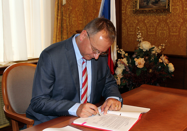Náměstek ministra obrany Koštoval při podpisu smlouvy