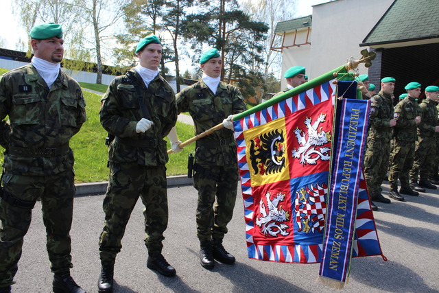 Nově dekorovaný bojový prapor 13. dělostřeleckého pluku