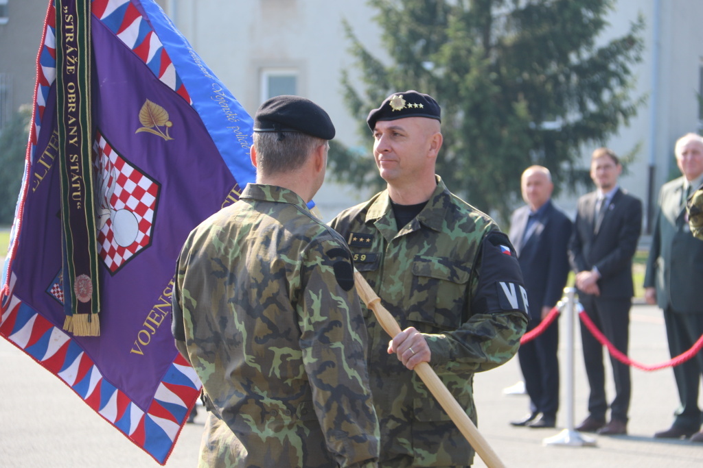 Nově povýšený plukovník Roman Gottfried symbolicky přebírá funkci převzetím bojového praporu
