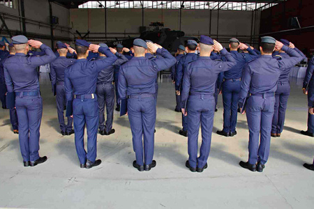 Ministr obrany Martin Stropnický navštívil v Pardubicích irácké piloty