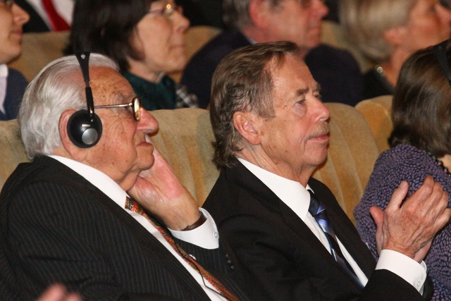 Sir Nicholas Winton v doprovodu Václava Havla na večerní premiéře