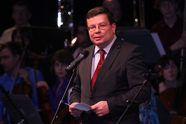 Alexandr Vondra při svém projevu na slavnostní večerní premiéře