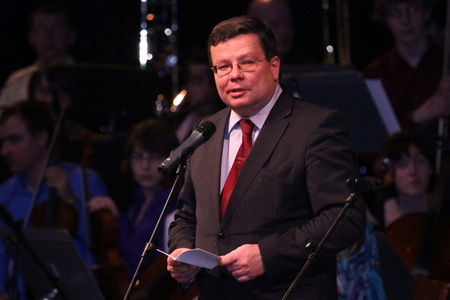 Alexandr Vondra při svém projevu na slavnostní večerní premiéře