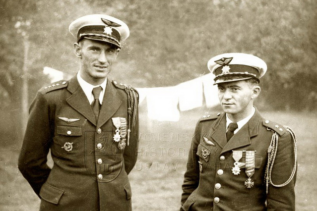 Jako první je v rubrice Foto týdne snímek pilotů Aloise Vašátka (vlevo) a Františka Peřiny. Příběh snímku si přečtěte na www.vhu.cz