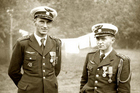 Jako první je v rubrice Foto týdne snímek pilotů Aloise Vašátka (vlevo) a Františka Peřiny. Příběh snímku si přečtěte na www.vhu.cz