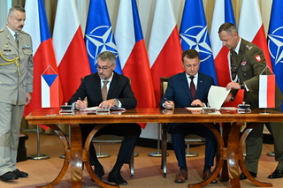 Ministři obrany Lubomír Metnar a Mariusz Blaszczak při podpisu mezivládní dohody