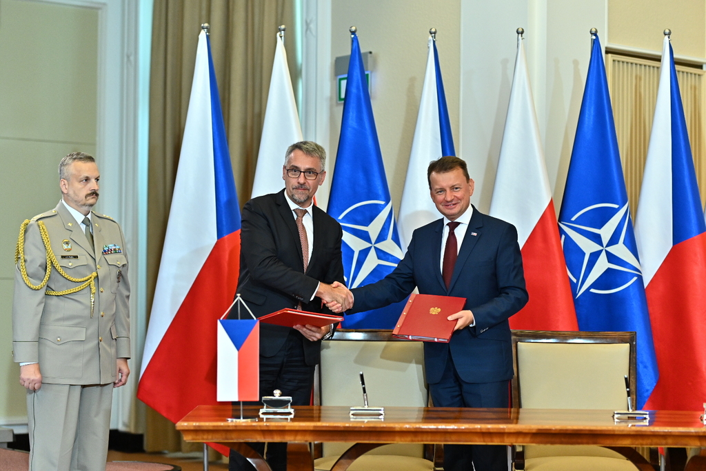 Ministři obrany Lubomír Metnar a Mariusz Blaszczak při podpisu mezivládní dohody