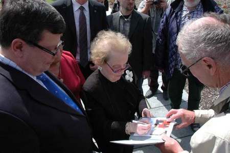 O autogram M. Albrightové měla zájem řada kolemjdoucích