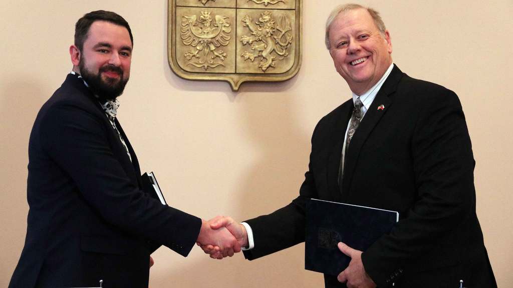 Ministerstvo obrany převzalo dohody, které zaručují zapojení českého průmyslu do výroby vrtulníků