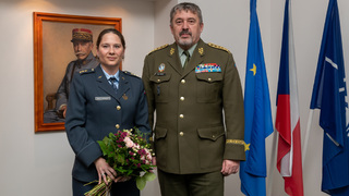 Ilustrační obrázek ke článkuGenerál Opata ocenil nadporučici Hájkovou za podporu projektu Ježíškova vnoučata