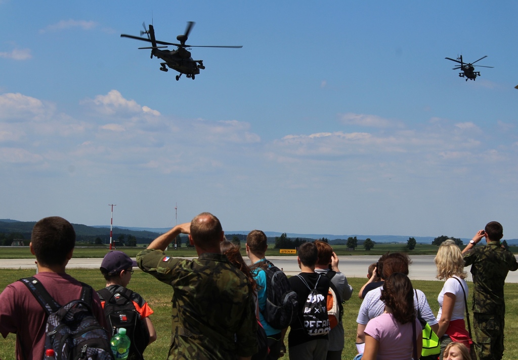 Průlet amerického bitevního vrtulníku AH–64 Apache