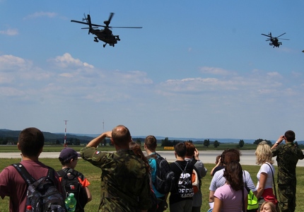 Průlet amerického bitevního vrtulníku AH–64 Apache