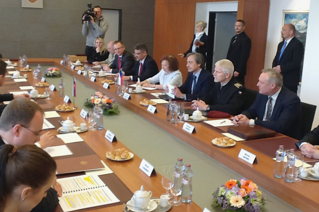 Česká delegace vedená Martinem Stropnickým při jednání. Zúčastnila se ho také česká velvyslankyně na Slovensku Livia Klausová