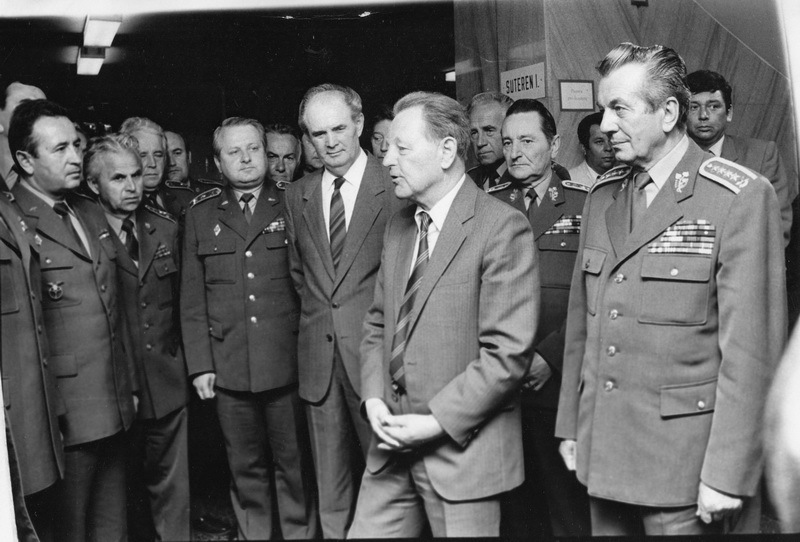 Nová publikace Prokopa Tomka z VHÚ přibližuje roli armády v letech 1989-1992