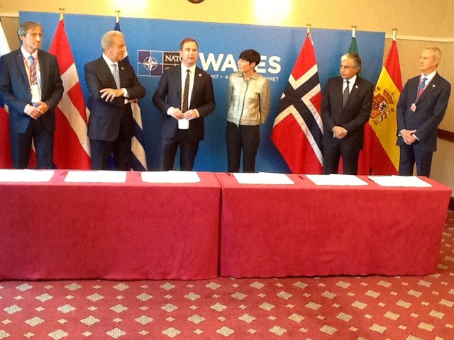 Ministři obrany po podpisu dohody o společném nákupu letecké munice