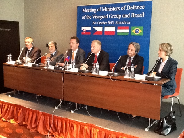 TK po jednání, zleva T. Siemoniak, C. Amorim, M. Glváč, V. Picek, T. Vargha a mluvčí MO SR.