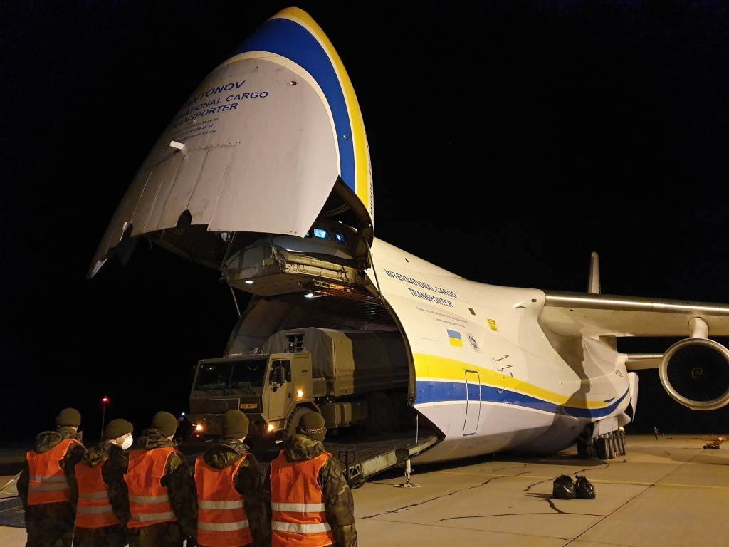 Obří Antonov An-124 a vojáci čekající na vykládku