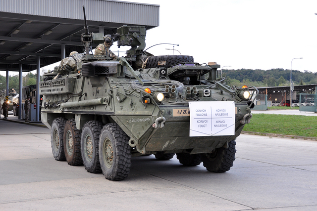 Obrněné vozidlo STRYKER odjíždí k parkování