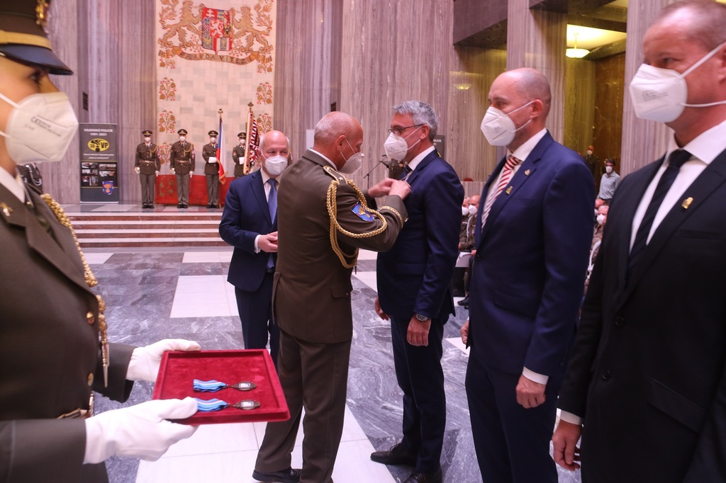 Mezi oceněnými Křížem Vojenské policie byl ministr obrany Lubomír Metnar