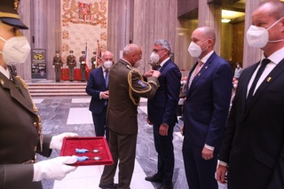 Mezi oceněnými Křížem Vojenské policie byl ministr obrany Lubomír Metnar