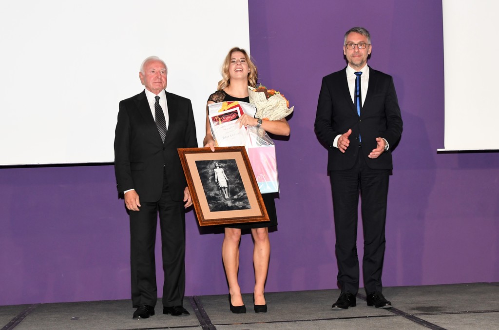 Ocenění Ledecká převzala z rukou ministra obrany Lubomíra Metnara a svého dědy Jana Klapáče.