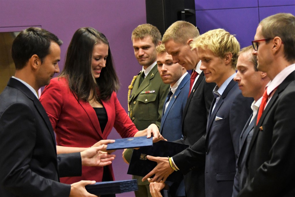 Ocenění medailistů Dukly náměstkyní obrany Kateřinou Suchoňovou 