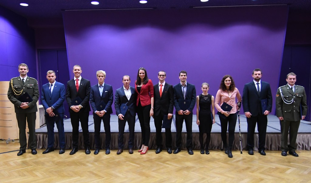 Ocenění medailistů Dukly náměstkyní obrany Kateřinou Suchoňovou 