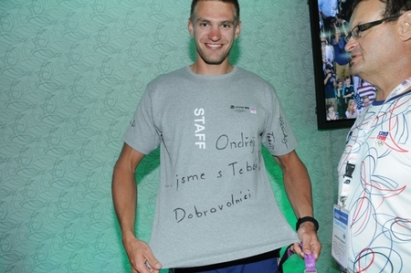 Od dobrovolníků dostal tričko